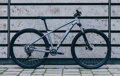 Cube Aim Race 2025 – Moderný horský bicykel v Slategrey'n'Rainbowblack dizajne
